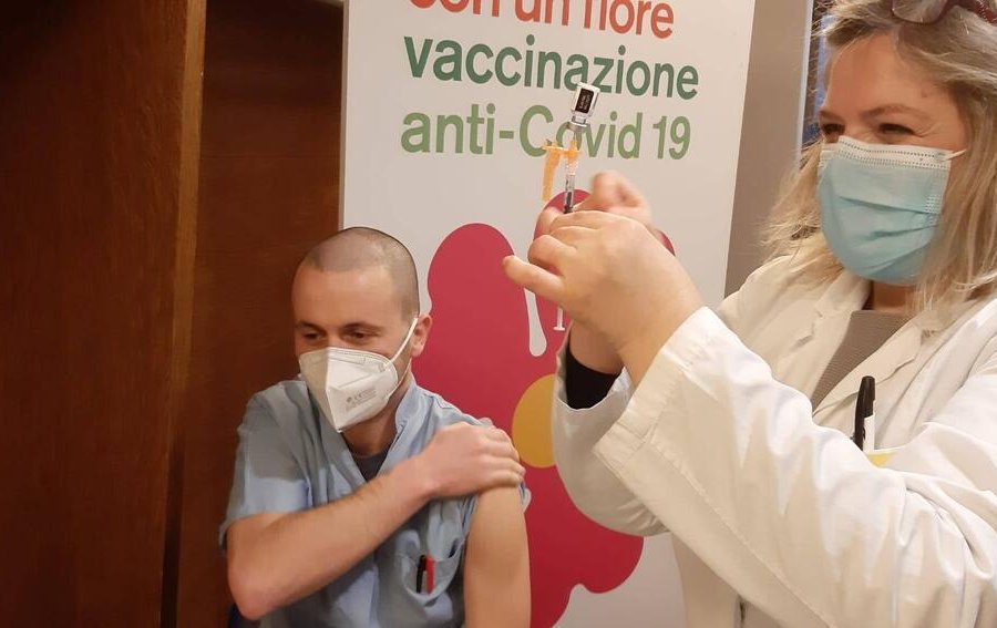 Профессор: Правительство Италии сняло с себя ответственность за вакцинацию от COVID-19