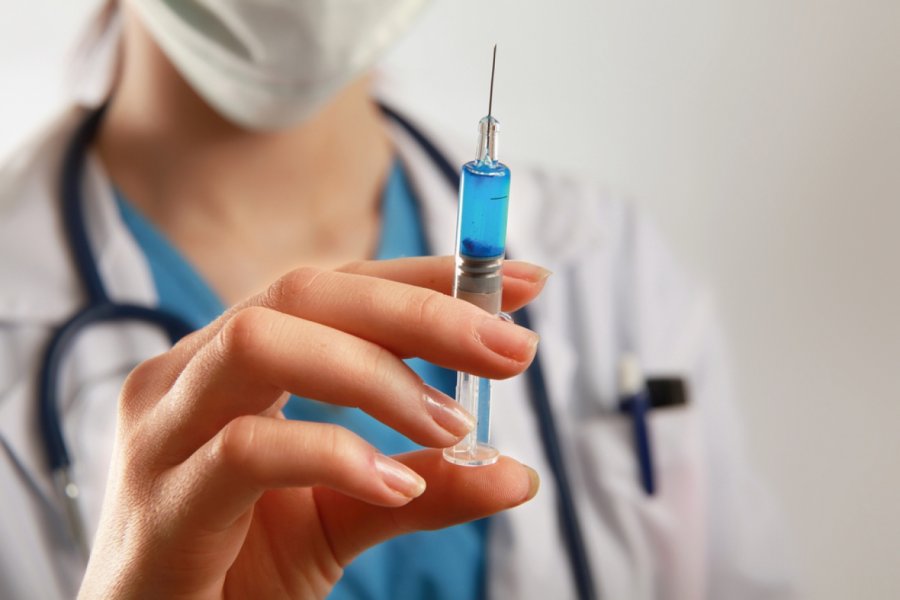 Юрист: 12 категорий россиян обязаны пройти вакцинацию от COVID-19, чтобы сохранить рабочее место