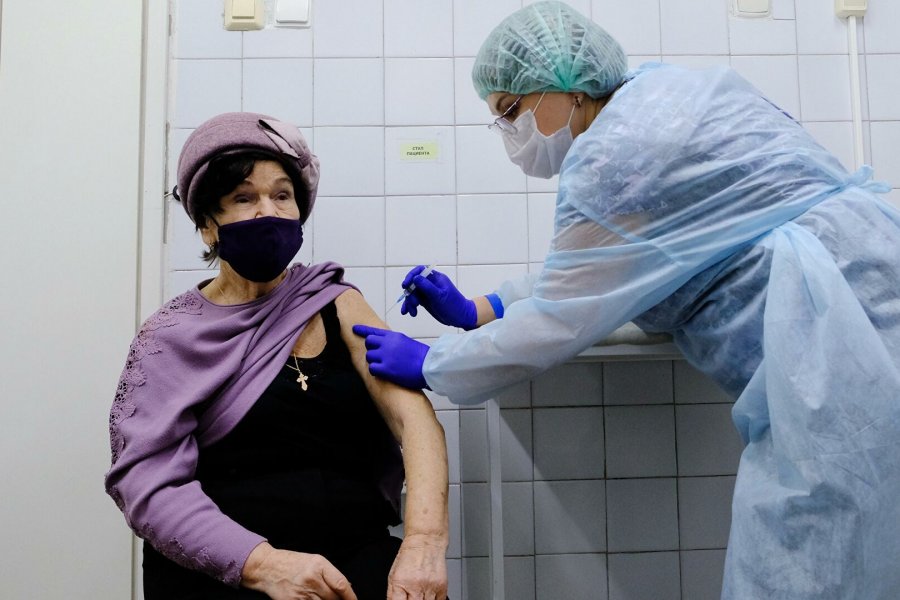 Выплаты за вакцинацию пенсионерам в Петербурге начнут начислять в январе 2022 года
