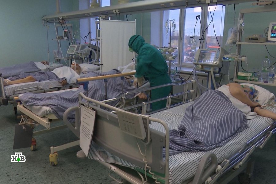 За прошлые сутки в инфекционные стационары Санкт-Петербурга с КОВИД-19 и пневмониями госпитализировали 291 человека