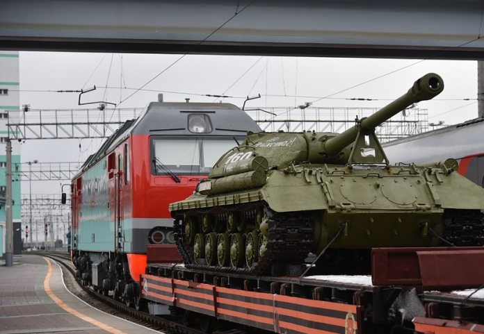 Железнодорожный состав с российской военной техникой отправился  к  границе  с  Украиной