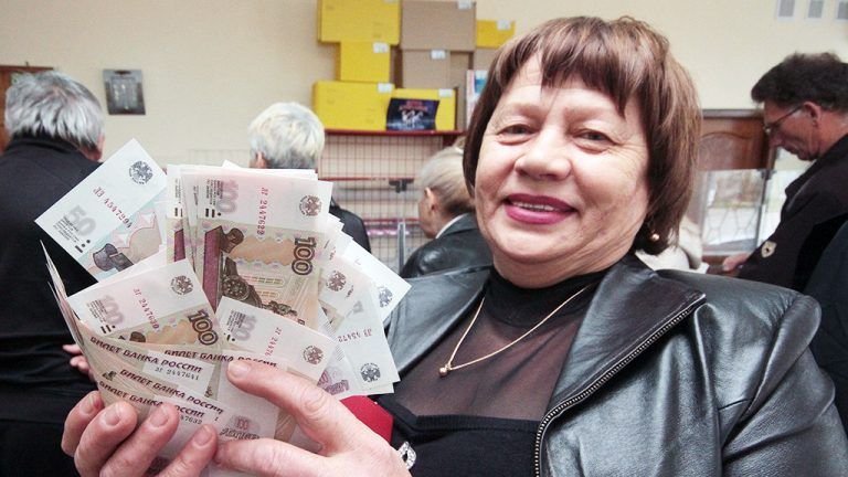 Часть российских пенсионеров получит по 14 000 рублей на карту 14 января 2022 года