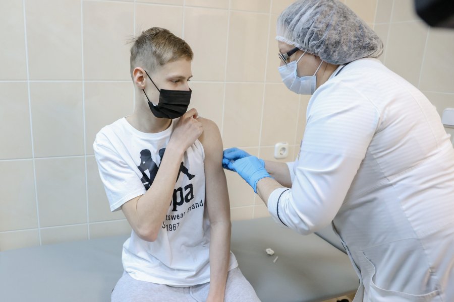 В России начинается вакцинация подростков против COVID-19