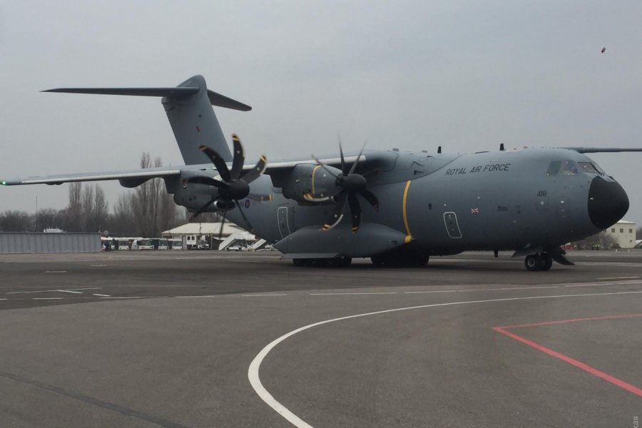 Лондон перебросил на Украину три самолета с неизвестным вооружением и военнослужащими