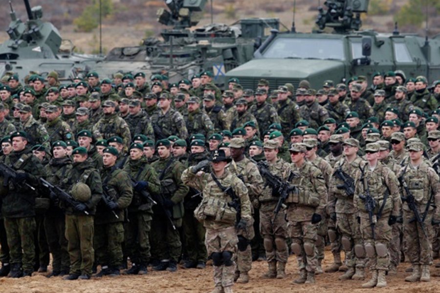 Le Figaro: НАТО ведет подготовку к войне и стягивает войска к границам с РФ