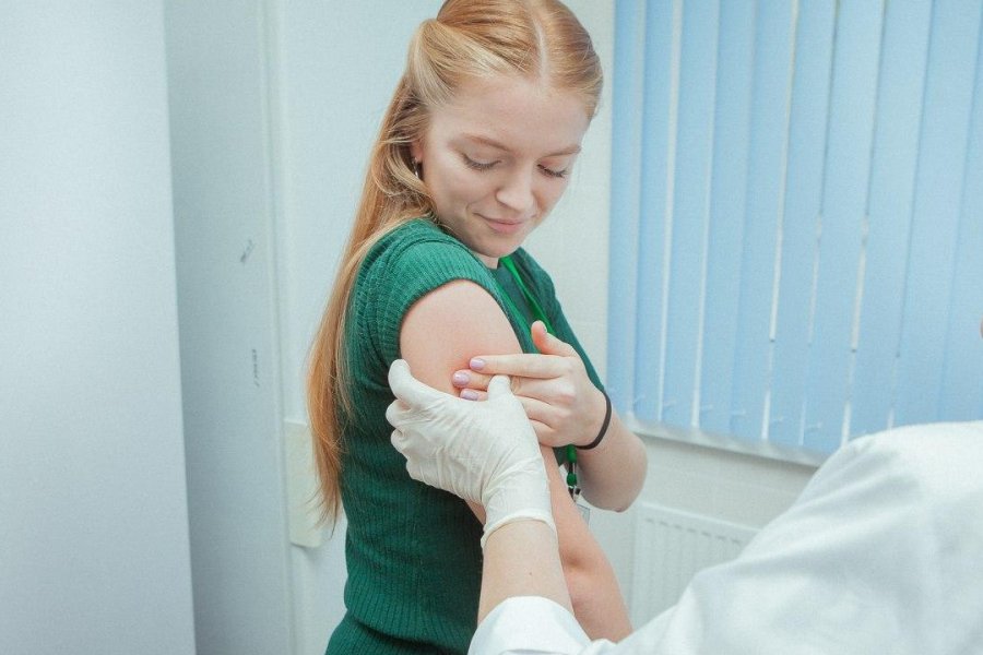 Инфекционист Тимаков: вакцинация подростков слабо поможет в борьбе с новой волной COVID-19