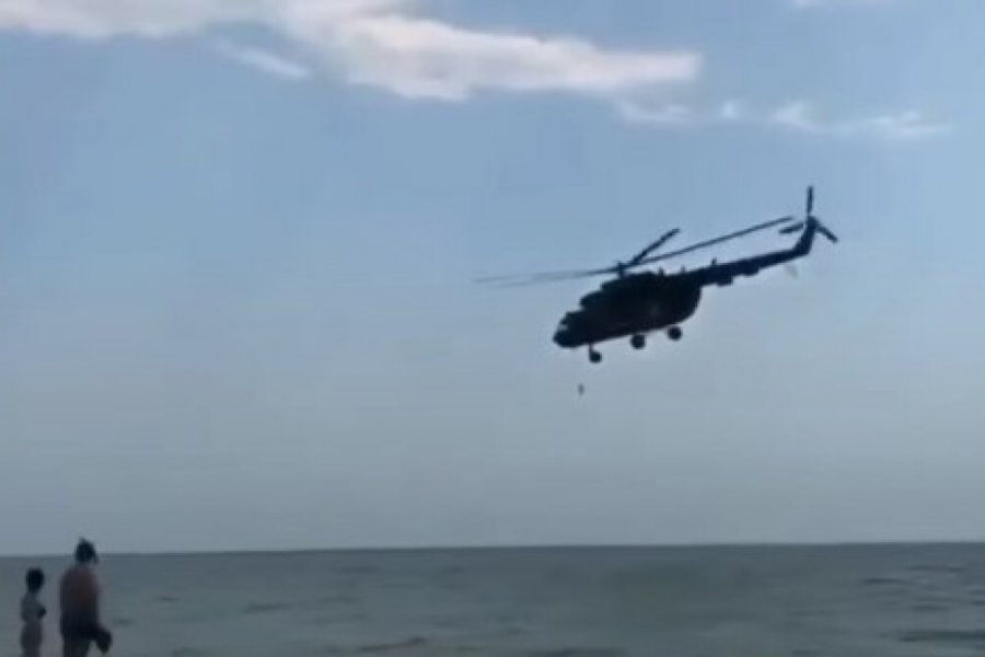 Самолеты над азовским морем. Военный России вертолет в воздухе. Вертолеты 3 февраля. Палубные вертолеты России. Низко летающие истребители на побережье Азовского моря.