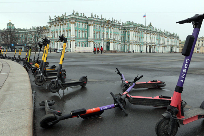 Жители Санкт-Петербурга потребовали от Смольного разобраться с электросамокатами в центре города