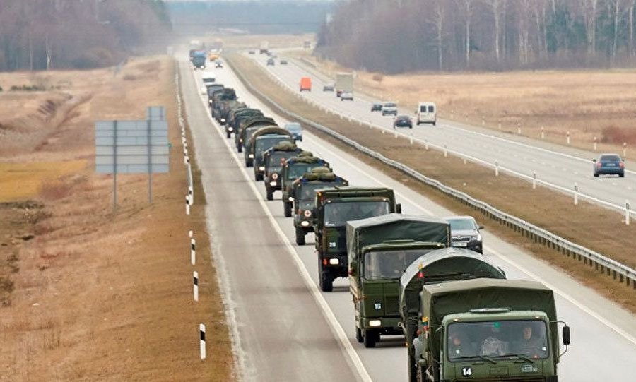 По территории Белоруссии движется военная колонна техники с красным квадратом