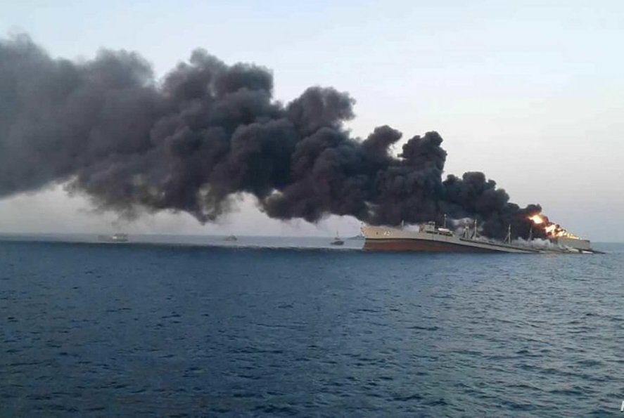 В сети появились фото горящего ракетного крейсера «Москва»