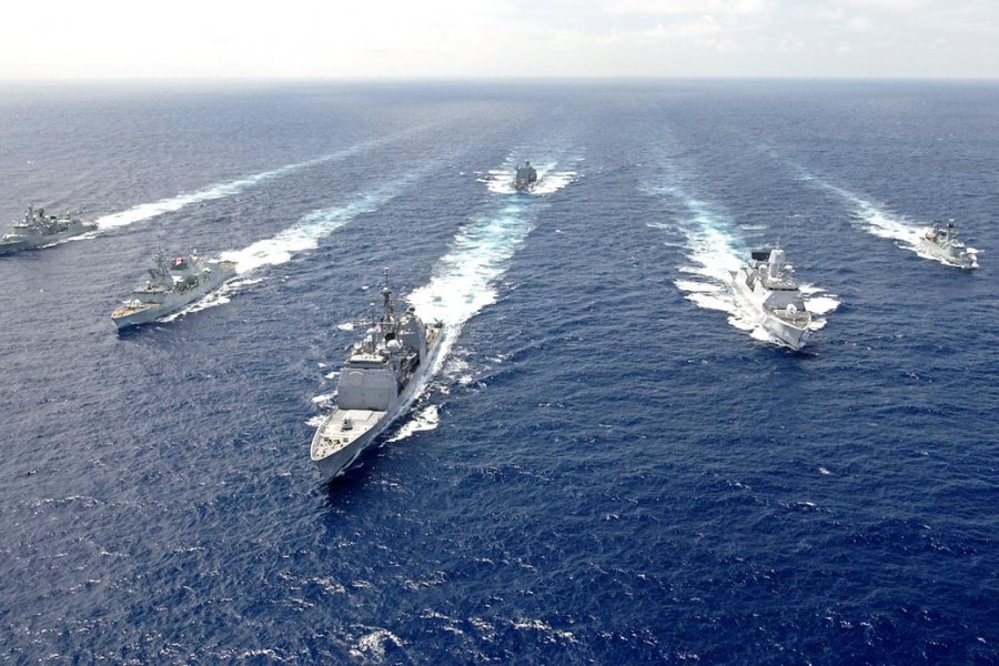 В центральной части Черного моря выстроились в боевой порядок минимум 7 военных кораблей