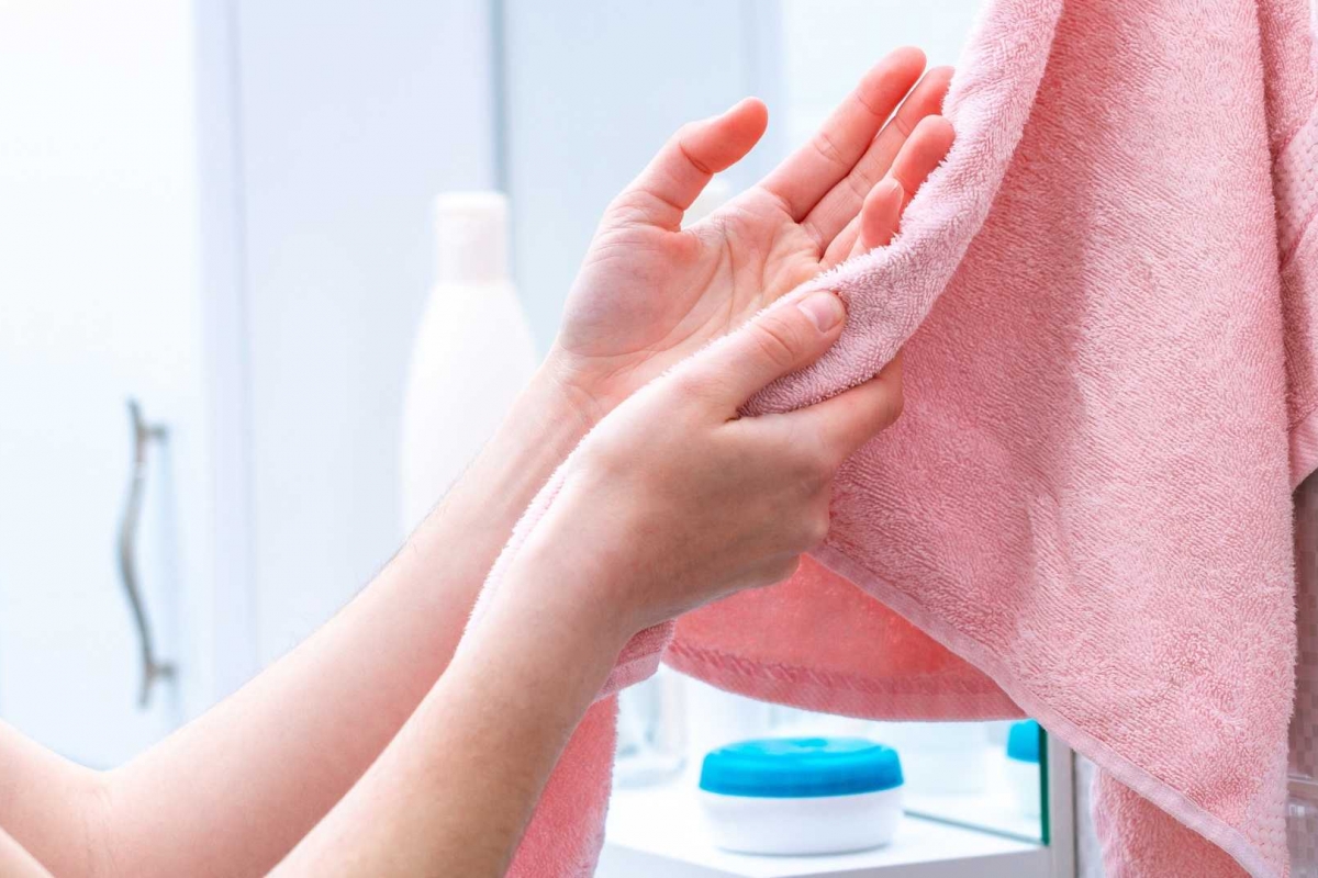 Почему нельзя мыть полотенцем. Полотенце для рук. Вытирание рук полотенцем. Полотенце для вытерание рук. Тканевые полотенца для рук.
