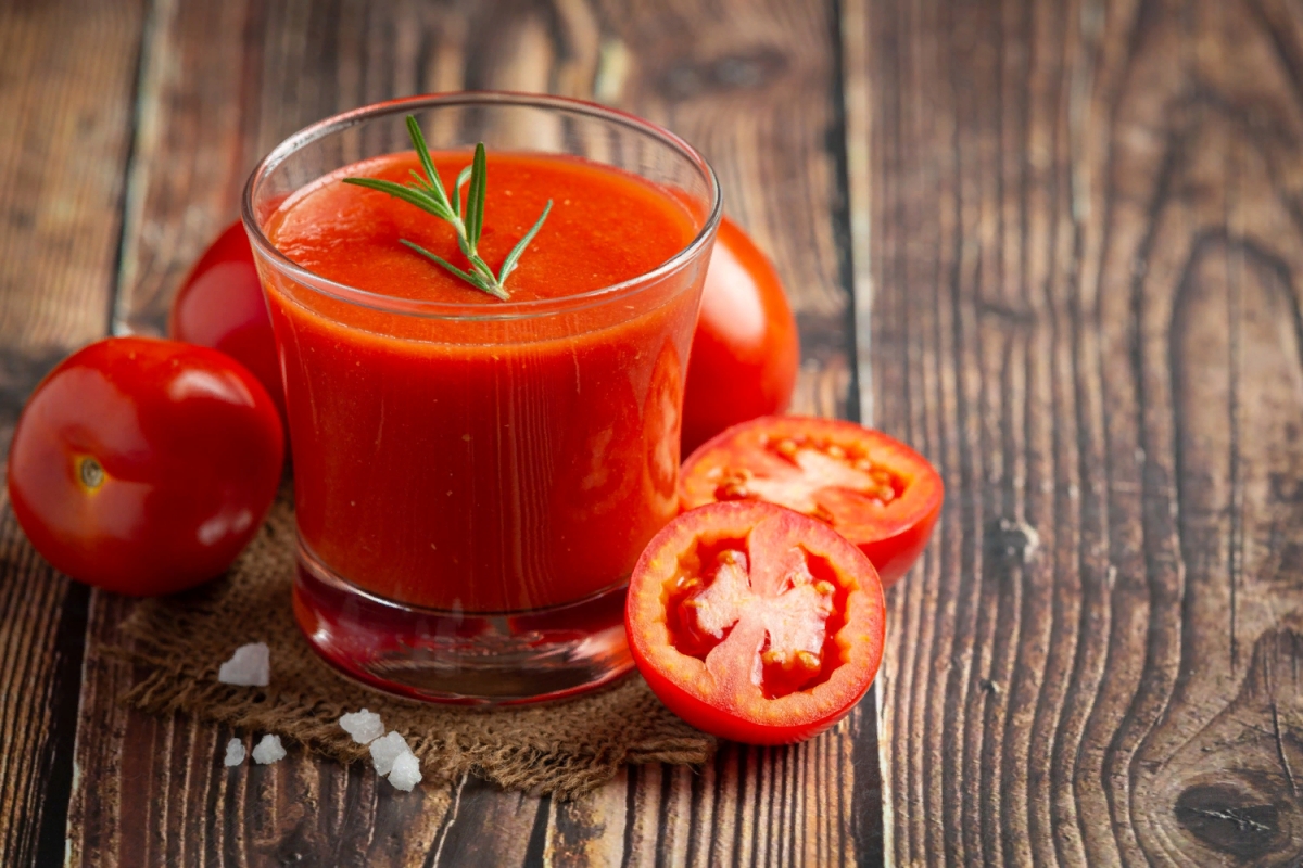 Сок томатный при подагре можно ли пить. Томатный сок. Помидорный сок. Напиток томатный сок. Томатный лимонад.