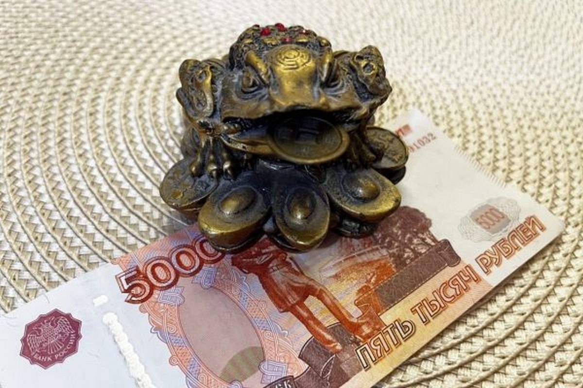 Каждый получит по 9 999 рублей с 27 марта 2024. Деньги придут на карту «Мир»