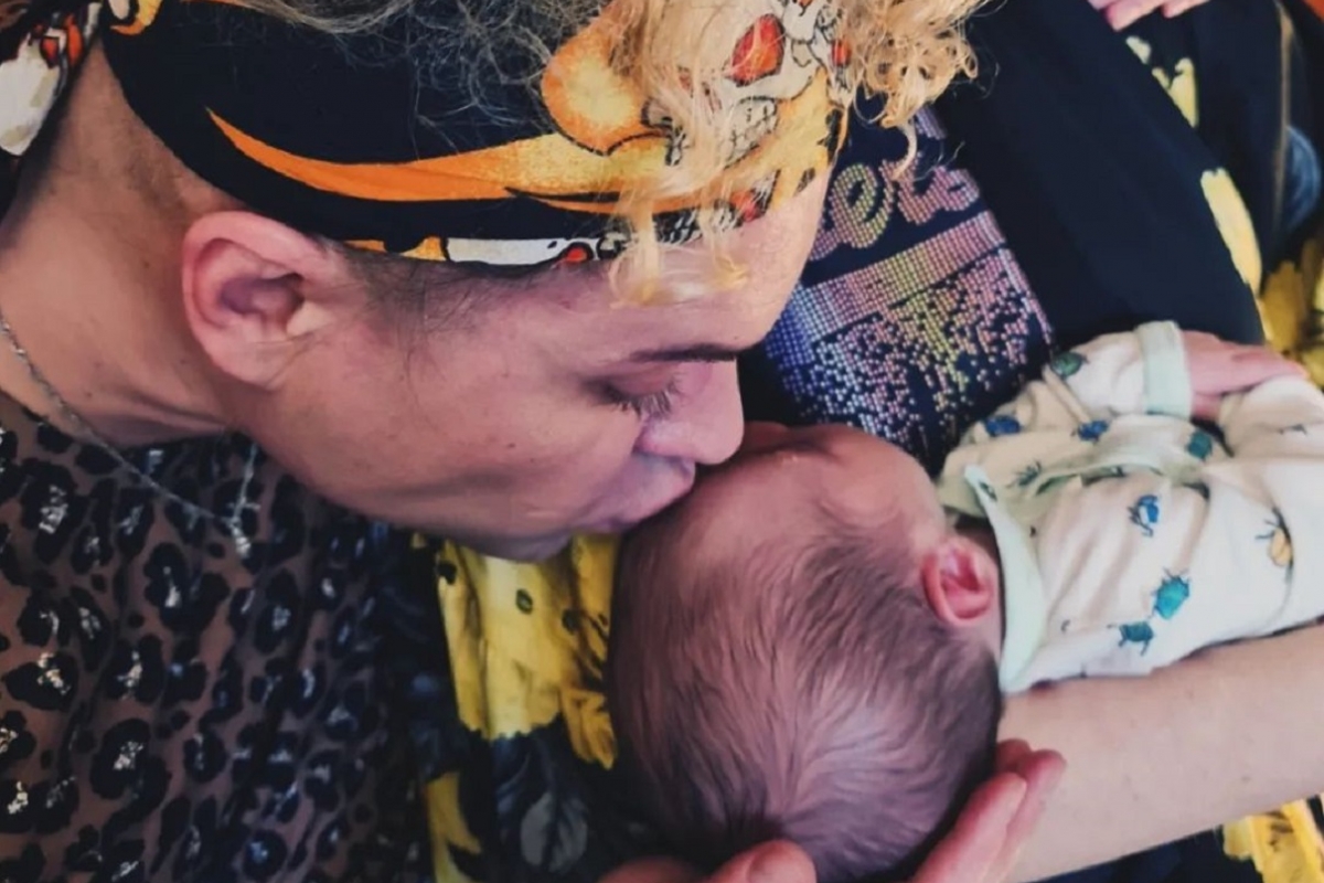Гоген Солнцев показал фото новорожденного сына с матерью