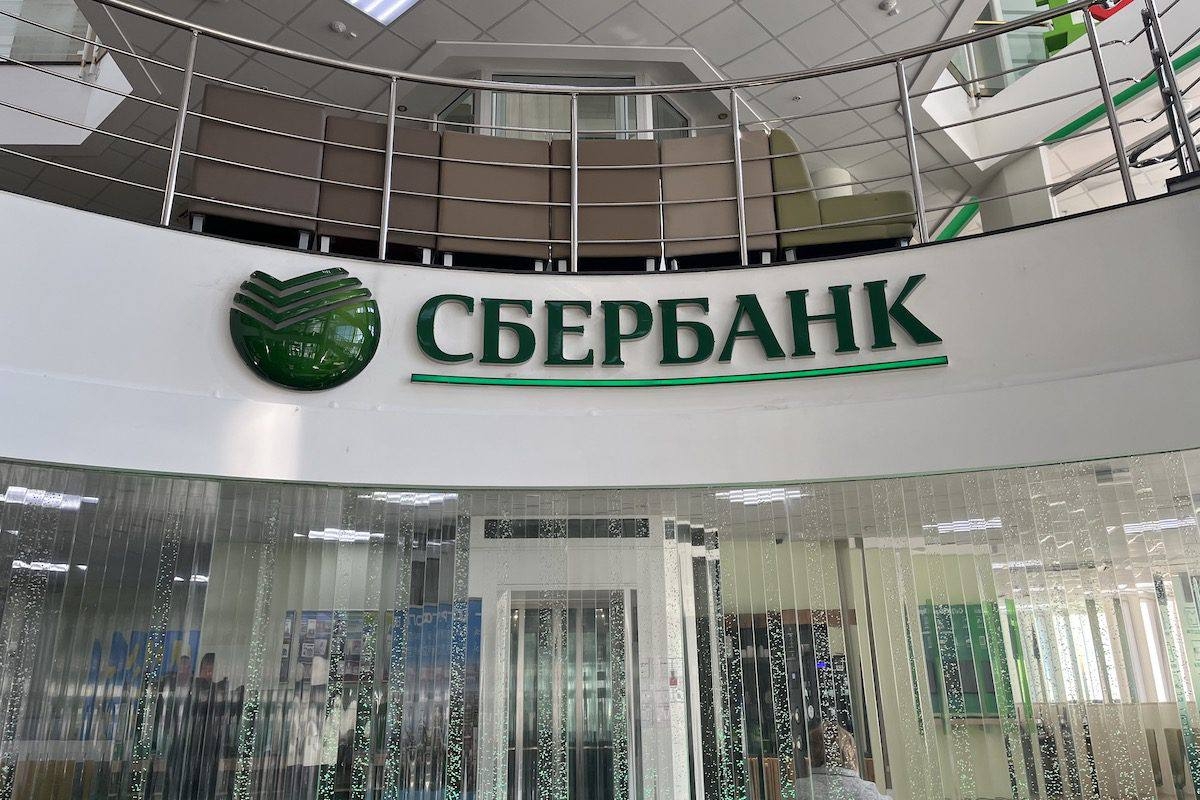 Начиная с завтрашнего дня: Сбербанк предупредил россиян, у кого есть деньги на карте