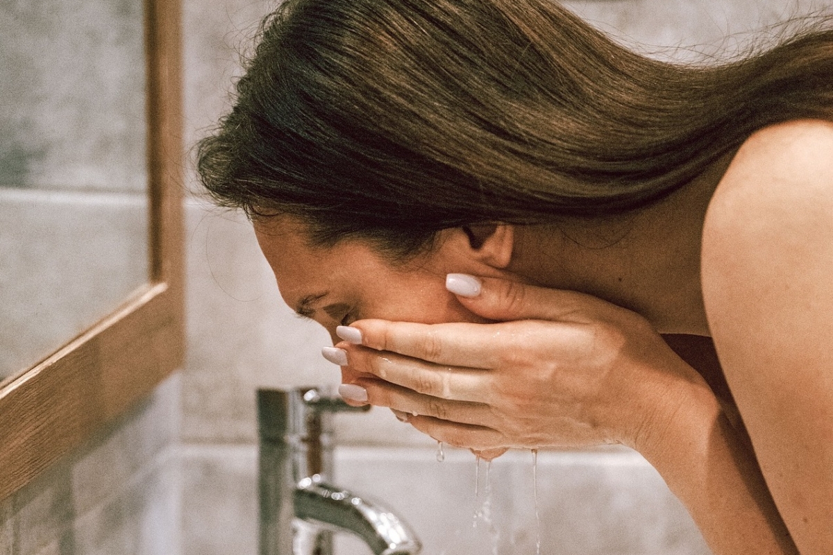 Дерматолог объяснила, почему человеку опасно умываться мылом