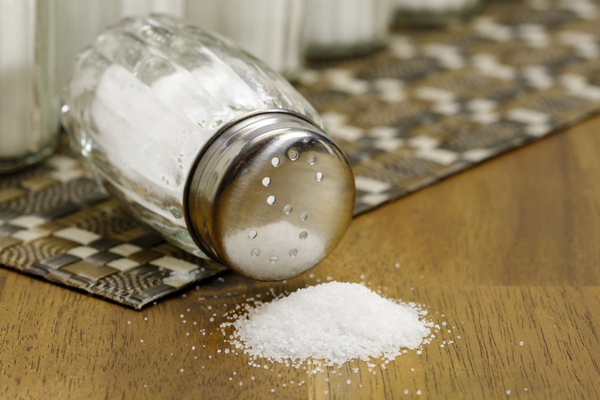Посыпьте соль у порога и спите спокойно: эта старая хитрость работает