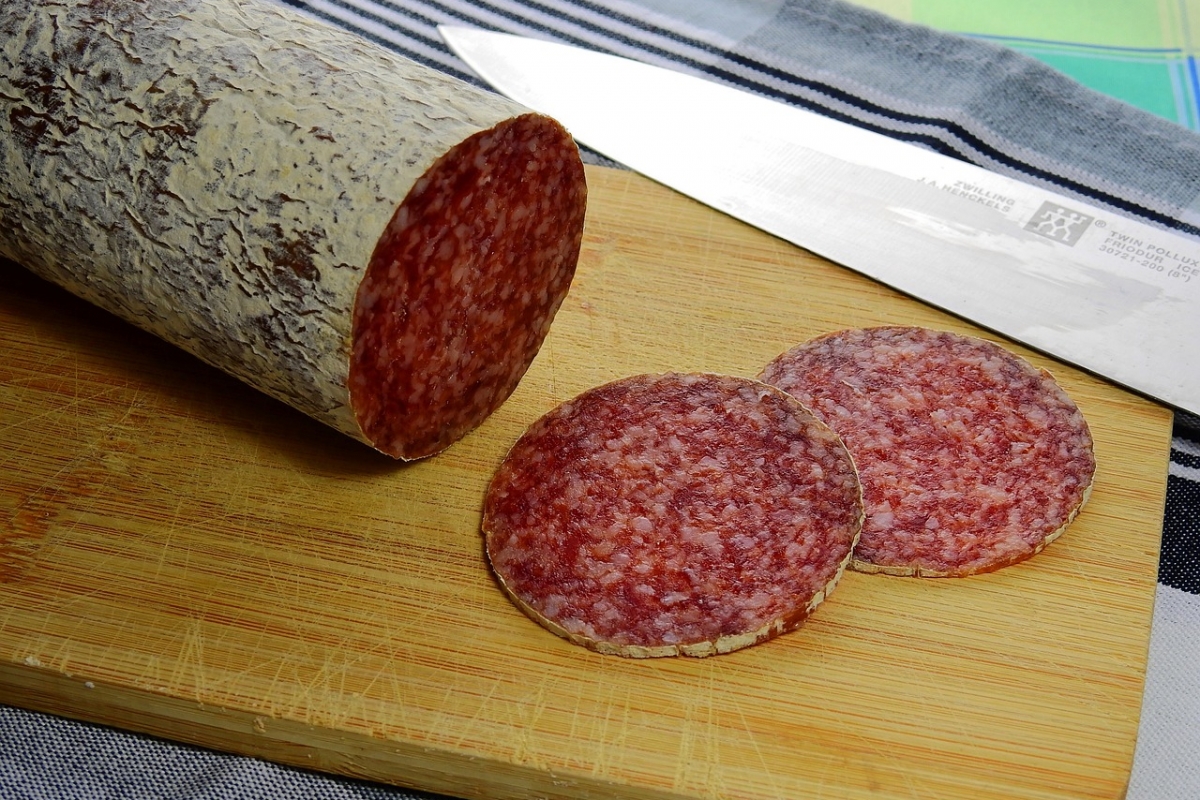 Там натуральное мясо - смело берите: россиянам назвали лучшие марки колбасы
