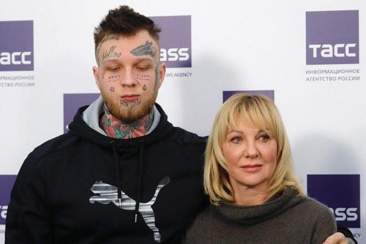 31-летний сын-фрик Елены Яковлевой показал новые пугающие татуировки на лице