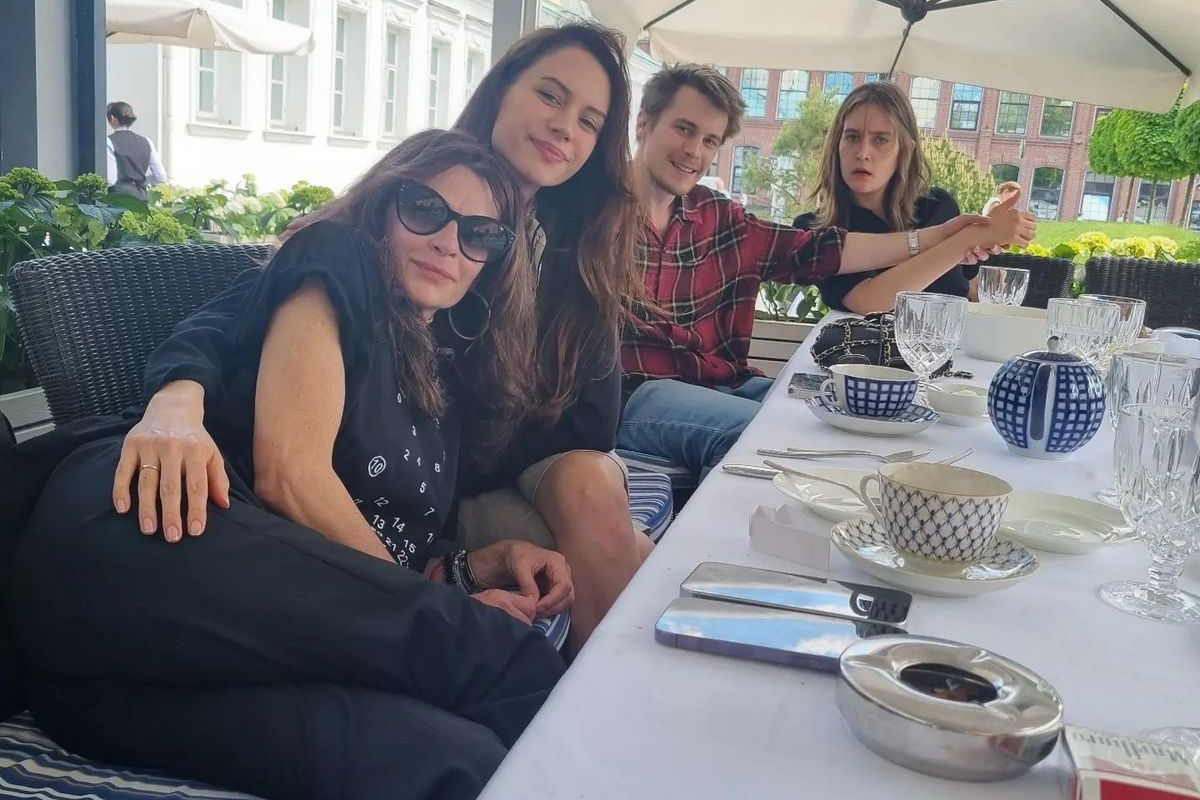 Актёр Филипп Янковский опубликовал фото со всей семьёй на совместном обеде