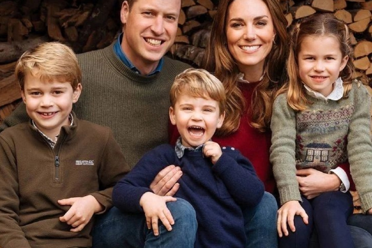 Принц Уильям снялся с детьми на пляже, пока Кейт борется с раком
