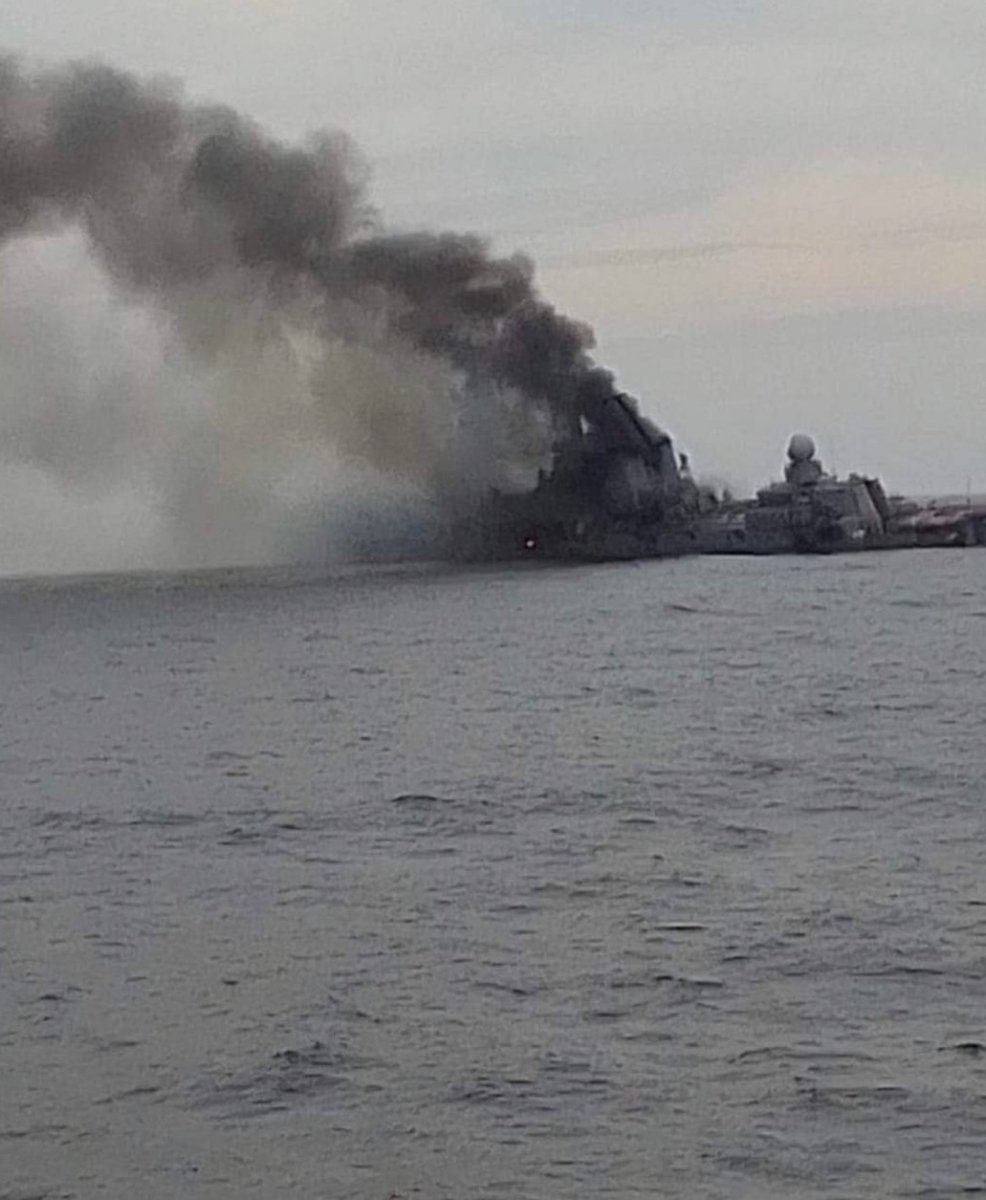 В сети появились фото горящего ракетного крейсера «Москва»